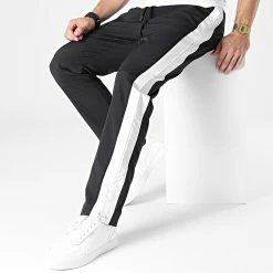 Pantalon Jogging A Bandes SV-001 Noir Blanc de ADJ -ADJ Soldes adj 323474 SV 001 BLACK WHITE 20220621T140329 03